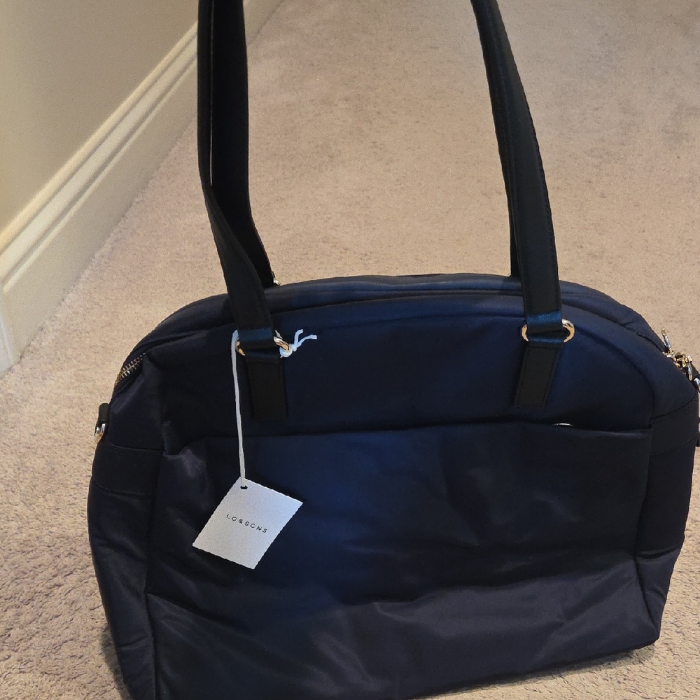 Lo & SONS O.G. 2

Nylon
Deep Navy Exterior / Gold Hardware / Camel